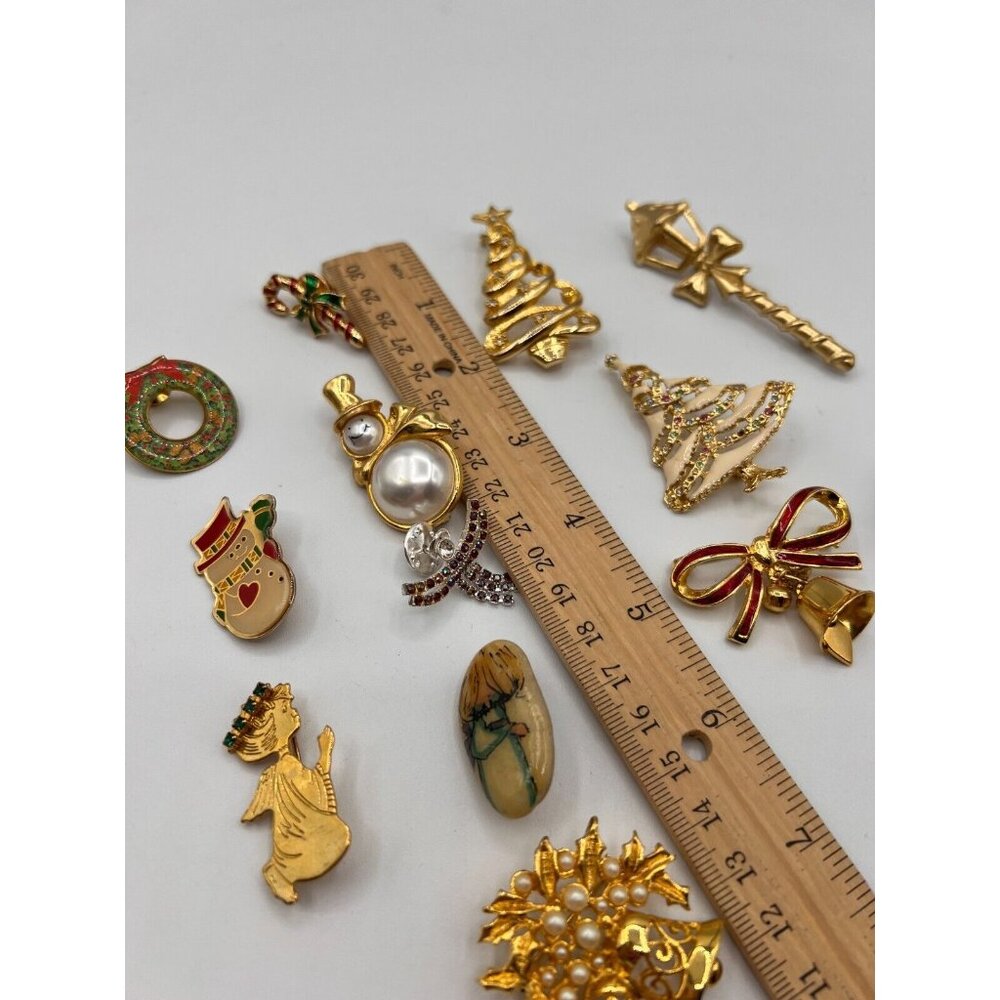 Vintage Christmas Brooches Pins Set of 13 Metal Stone Plastic Unsigned - Picture 4 of 16